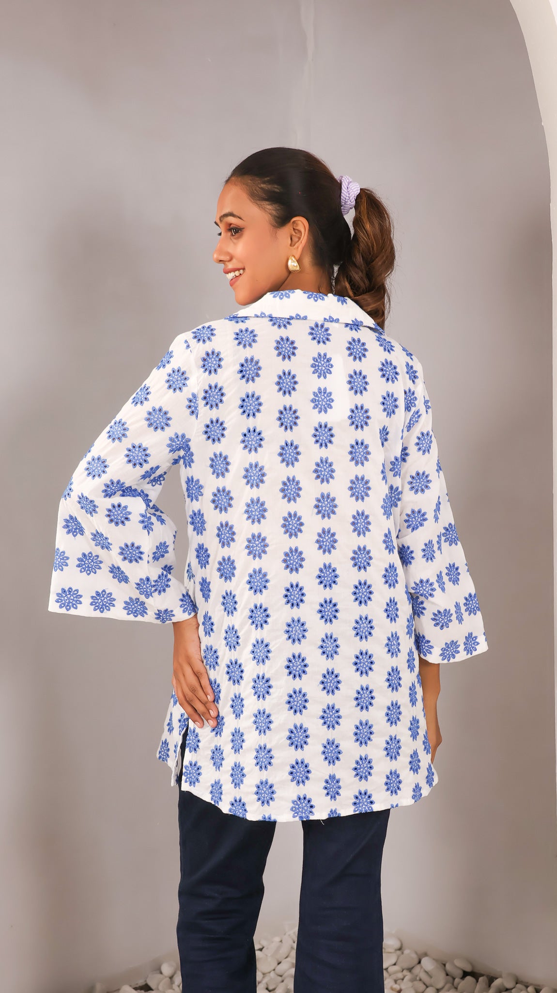 Regular Fit Frost White shirt with blue flowers