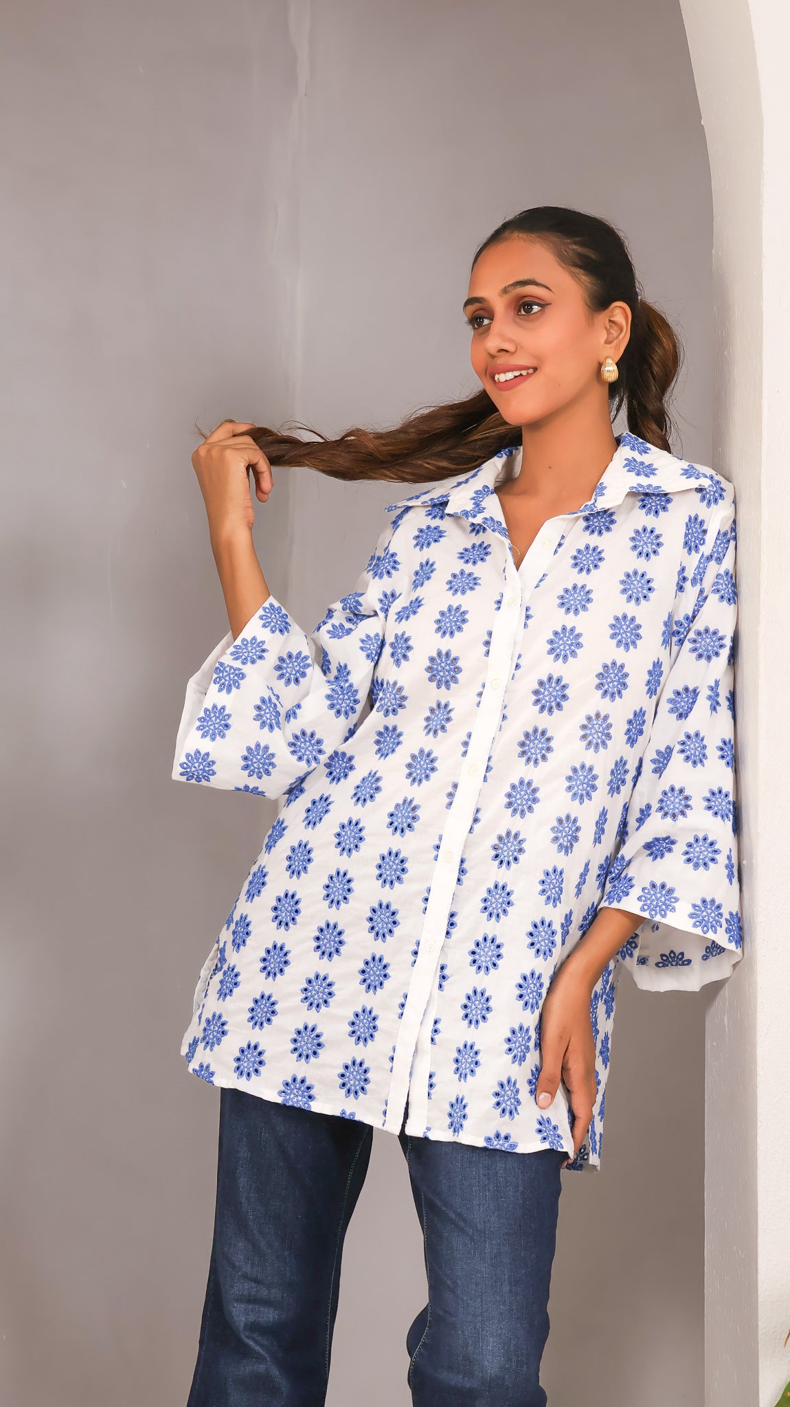 Regular Fit Frost White shirt with blue flowers