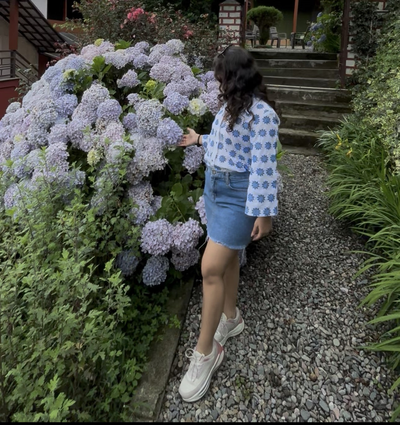 Regular Fit Frost White shirt with blue flowers