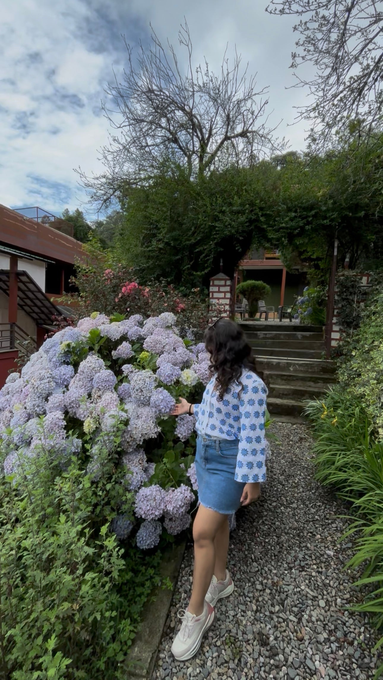 Regular Fit Frost White shirt with blue flowers