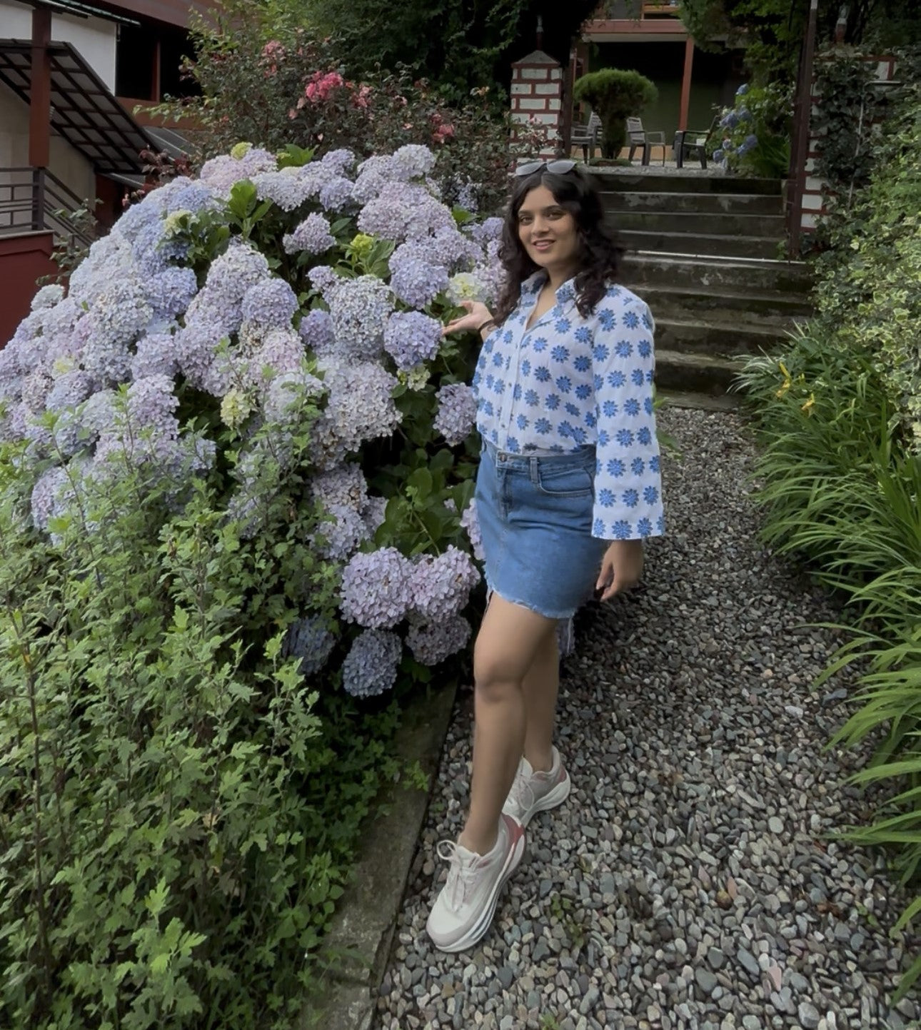 Regular Fit Frost White shirt with blue flowers