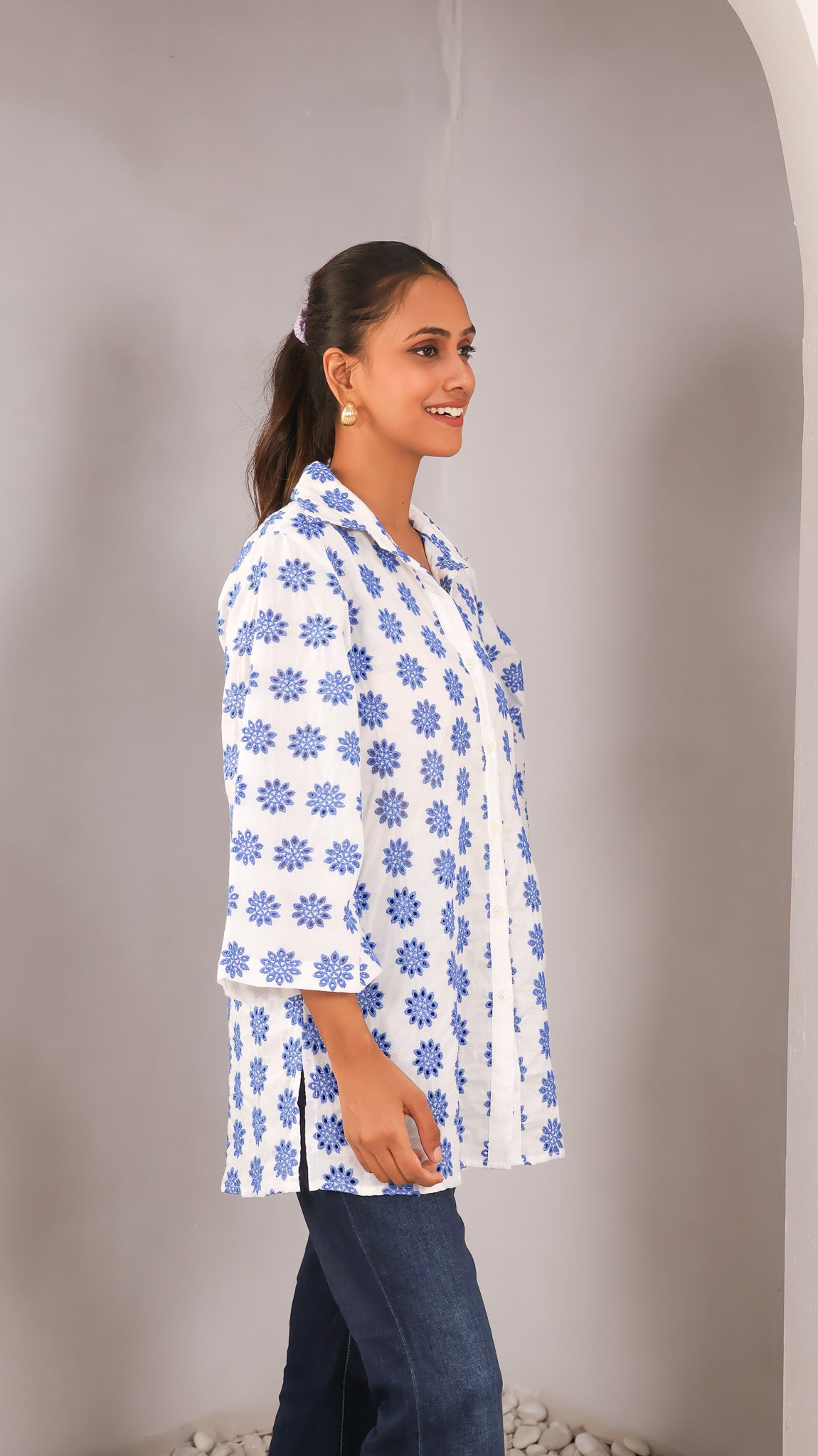 Regular Fit Frost White shirt with blue flowers